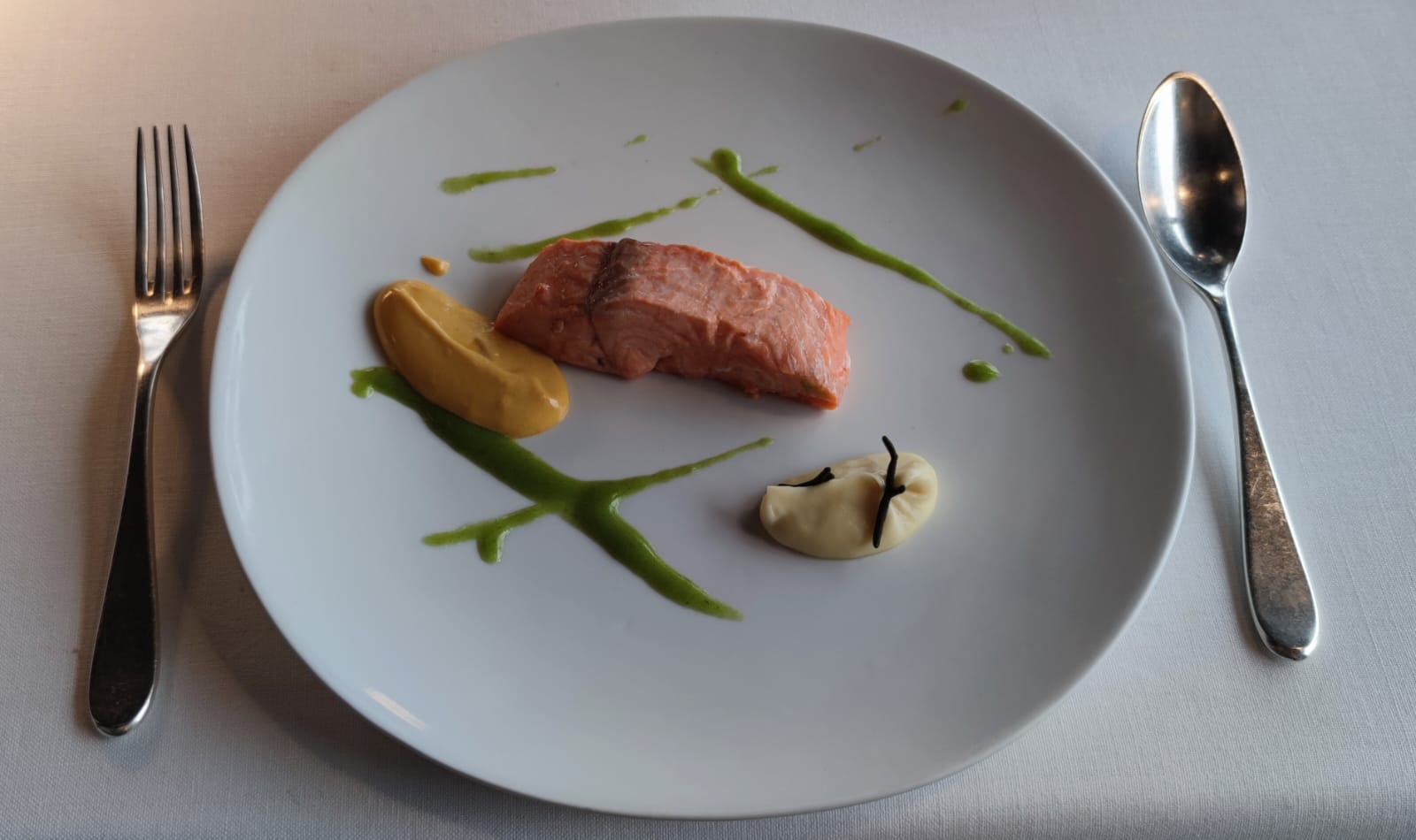 Trucha asalmonada con crema de berros